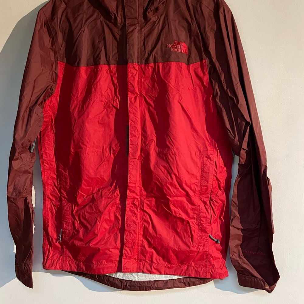 The North Face Hyvent
2.5L Vented Rain Jacket
Red & Maroon Men's Size
Small